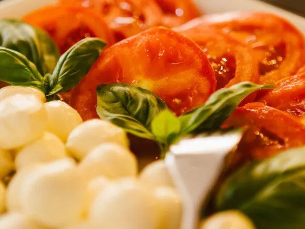Platte mit Tomate und Mozzarella