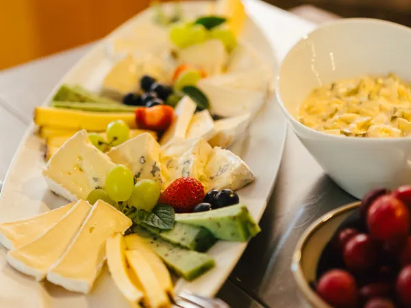 Käseplatte mit frischem Obst