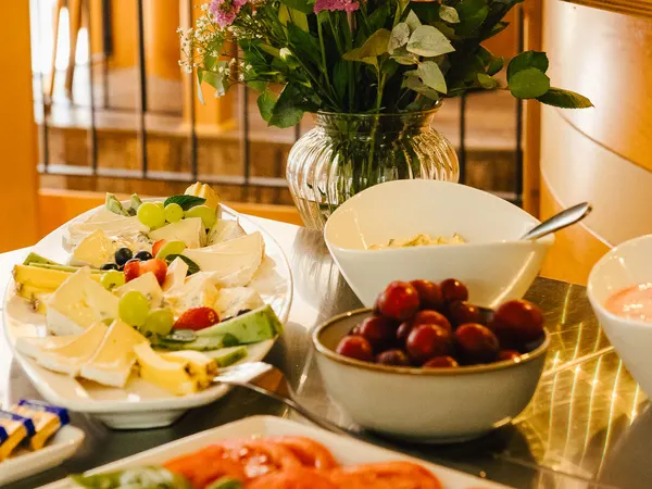 Frühstücksbuffet mit Blumenstrauß