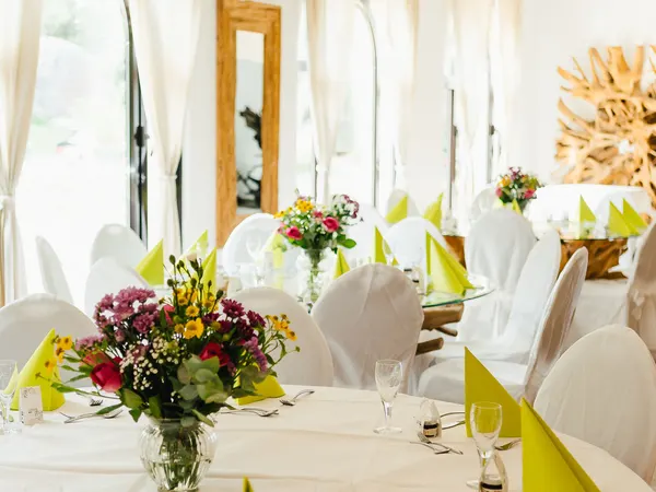 Runde Tafel für eine Feier