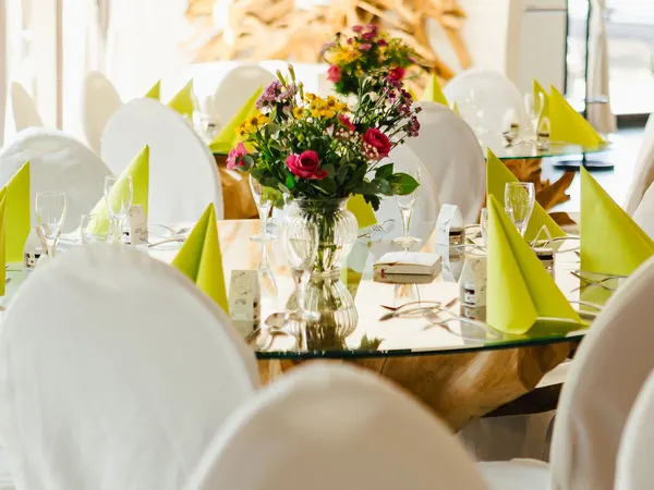 Blumendekoration auf der Hochzeitstafel