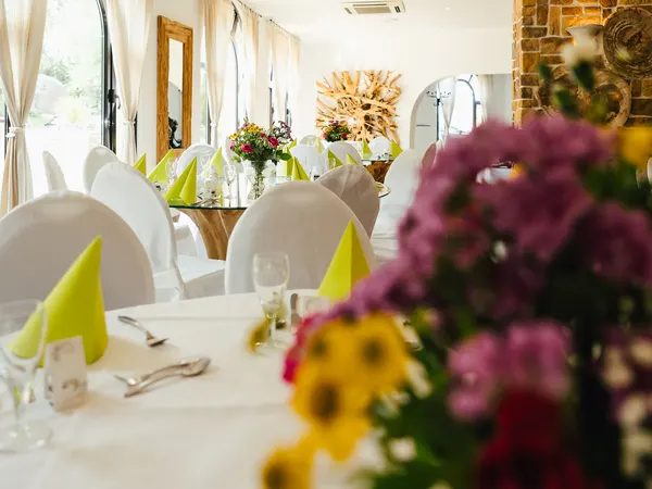 Tafel mit Blumenschmuck