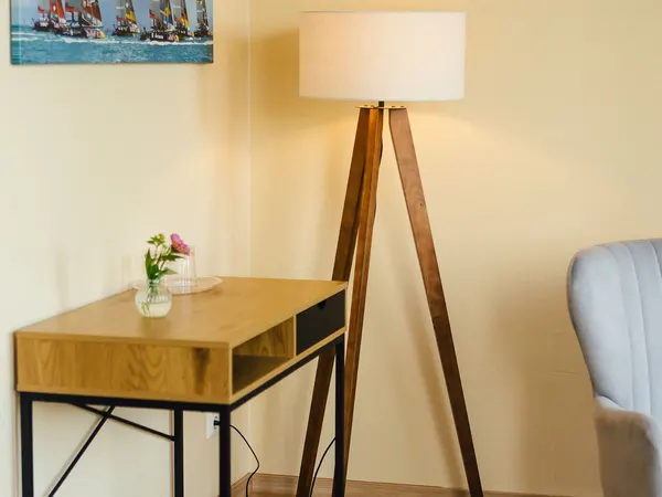 Schreibtisch mit Stehlampe