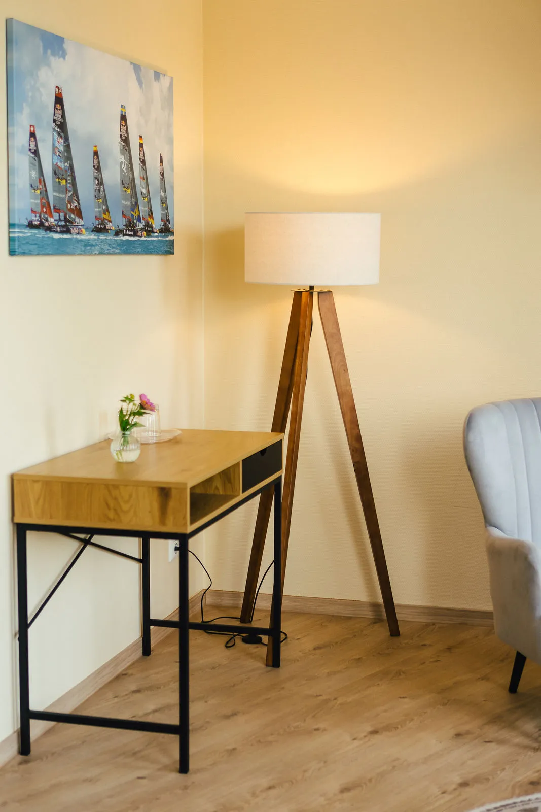 Schreibtisch mit Stehlampe im Doppelzimmer