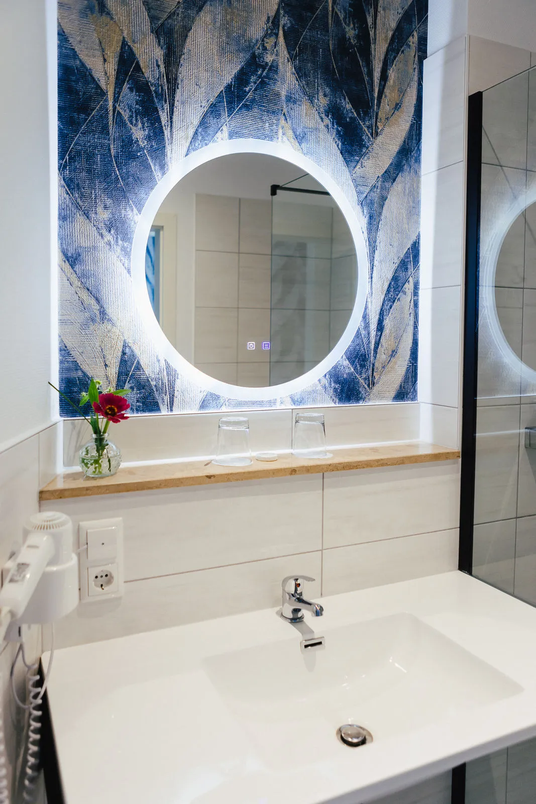 Badezimmer mit rundem Spiegel