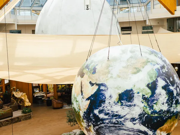 Weltkugel unter dem Glasdach des Atriums