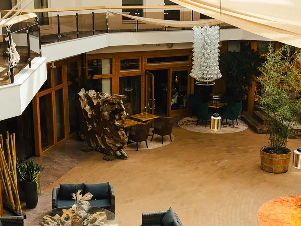 Blick von der Galerie hinunter ins Atrium