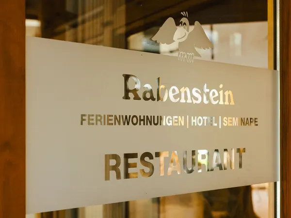 Eingangstür mit Hinweis auf Hotel und Restaurant