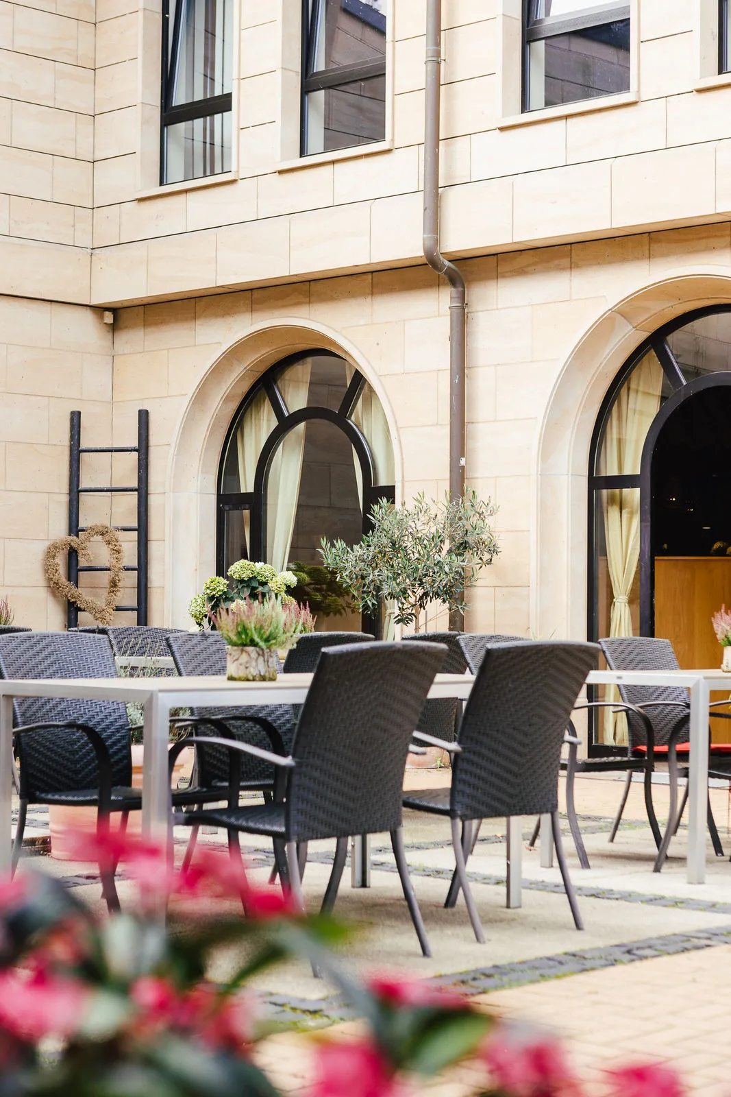 Sommerterrasse mit gedeckten Tischen
