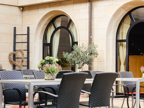 Terrasse mit gedeckten Tischen