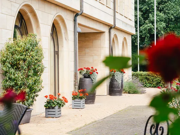 Bistrotische im Innenhof