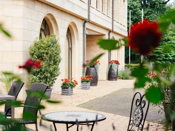 Innenhof mit Rosen und Sitzgelegenheiten