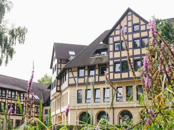 Blick über die Wiese auf das Hotelgebäude