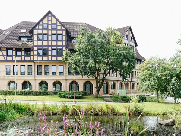 Hotel Rabenstein mit Teich und Parkanlage