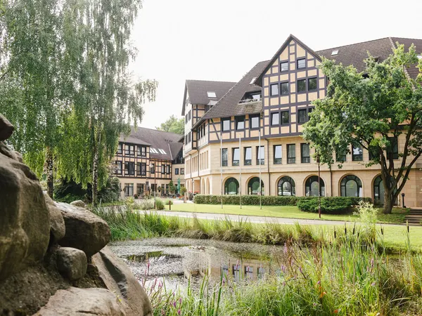 Hotel am Teich mit Findlingen im Vordergrund