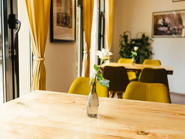 Gedeckter Tisch am Fenster