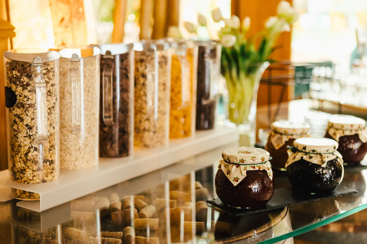 Müslispender und hausgemachte Aufstriche