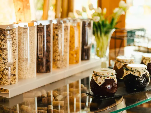 Müslispender und Aufstriche am Frühstücksbuffet