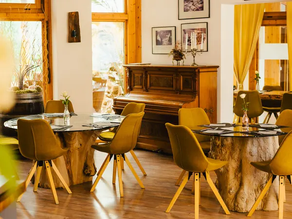 Restaurant mit Blick zur Bar
