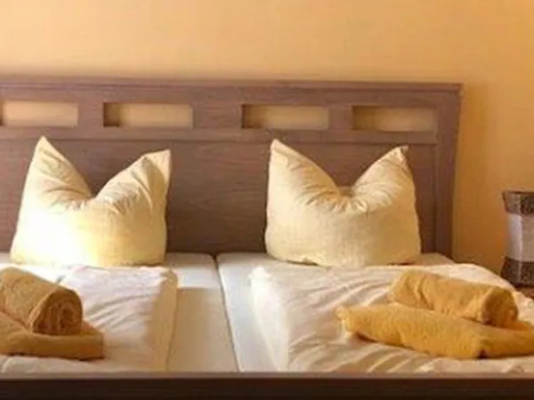 Rooms & Apartments
